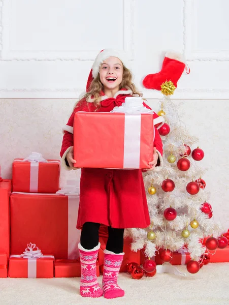 Зимові свята традиції. Дитина щаслива з різдвяним подарунком. Дівчина святкує Різдвяну відкриту подарункову коробку. Санта приносить їй подарунок. Зимові продажі. Різдвяний дух тут. Розпакування різдвяного подарунка — стокове фото
