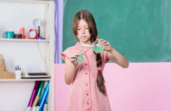 Fascinující lekce. Vědecká lekce. Školní laboratoř. Vědecký experiment. Malá holka s chemickou trubicí. Biologické vzdělání. Studijní zkumavka dívčí chemie. Chemická reakce. Chemická kapalina — Stock fotografie