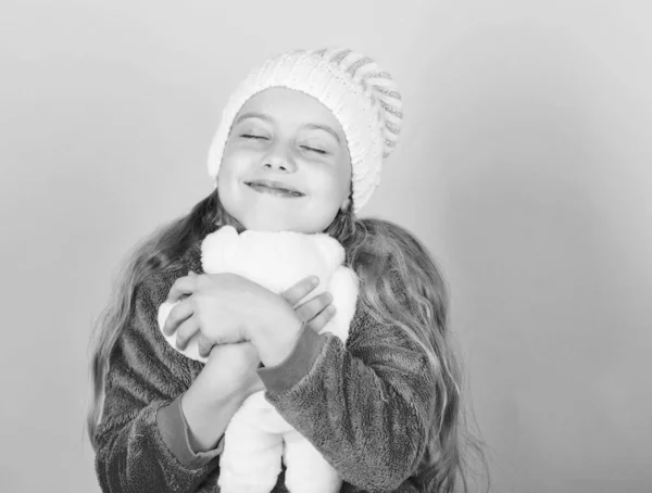 Criança menina pequena brincalhão segurar ursinho brinquedo de pelúcia. Anexos únicos a animais de pelúcia. Ursos de peluche melhoram o bem-estar psicológico. Kid bonito menina jogar com brinquedo macio ursinho de pelúcia fundo rosa — Fotografia de Stock