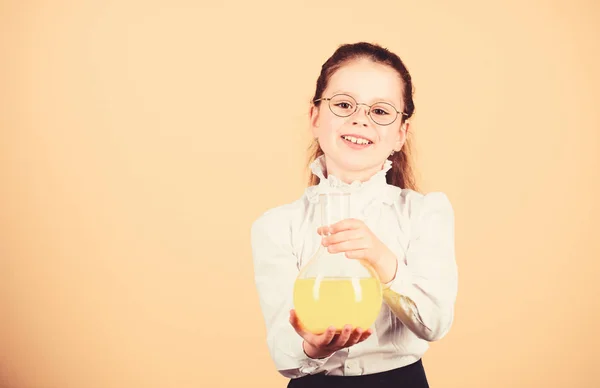 Kunskap och information. Liten Kid studie. Skol livet. Utbildnings koncept. Grundläggande kunskaper. Tillbaka till skolan. Kunskaps dag. Menar allvar med att studera. Schoolgirl bedårande barn. Barn dom och uppväxt — Stockfoto