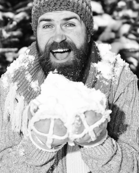 Macho com barba e bigode segura neve em suas mãos . — Fotografia de Stock