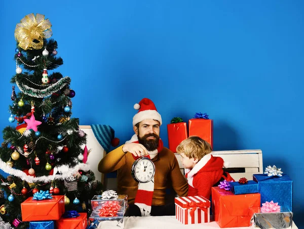 나무 시계를 들고 있는 행복 한 아이와 산타 모자를 쓴 아이 — 스톡 사진