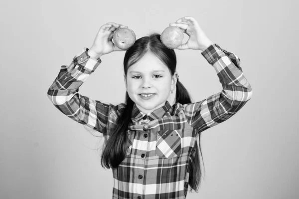 Dieta nutrição saudável e calorias. Queques deliciosos. Menina bonito criança comendo muffins ou cupcake. Doce sobremesa. Receita culinária. Um lanche saboroso. Miúdo apaixonado por queques. Obcecado com comida caseira — Fotografia de Stock