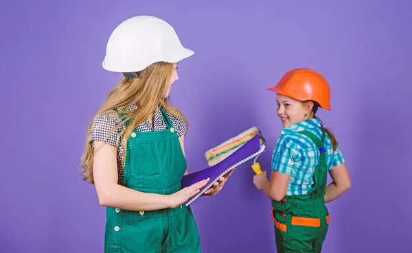 Crianças meninas planejando renovação. Pintar paredes. Mudar para um apartamento novo. Crianças irmãs executar renovação seu quarto. Reforma amadora. Equipa das irmãs a renovar casa. Atividades de melhoria doméstica — Fotografia de Stock