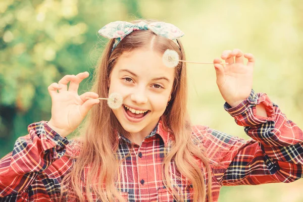 Menina país rústico estilo xadrez camisa natureza fundo. A celebrar o regresso do Verão. Dente de leão simbolismo bonito e cheio. Leve como dente-de-leão. A divertir-me. O verão chegou. Verão jardim flor — Fotografia de Stock