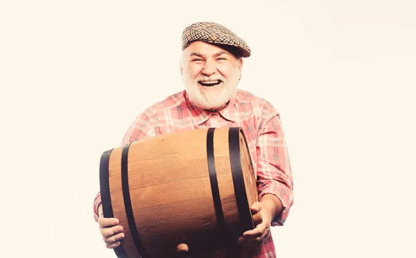 Homem barbudo sênior transportar barril de madeira para vinho fundo branco. Produto de fermentação. Vinho natural feito de uvas orgânicas. Conceito da adega. Vinho caseiro. Produzindo vinho tradição familiar — Fotografia de Stock