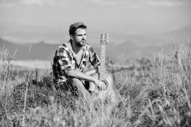 Rüya gibi bir gezgin. Wanderlust kavramı. Yaz tatili yaylalar doğa. Yalnız geçirdiğin hoş bir zaman. Huzurlu bir ruh hali. Gitarı olan adam doğayı düşünür. İlham verici doğa. İlham arayan müzisyen