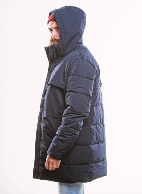 Hippi kıyafet. Hipster modern moda. Adam şapka ve siyah kış ceket giymek. Şık ve rahat. Hippi tarzı giyim. Adam sakallı hippi tribünde beyaz izole sıcak siyah ceket parka