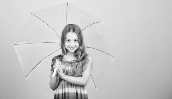 Niña pequeña con paraguas. infancia sin preocupaciones. moda de otoño. tiempo lluvioso. Humor de otoño. pronóstico del tiempo otoño. Niña pequeña con paraguas en tiempo lluvioso. Tan hermosa. — Foto de Stock