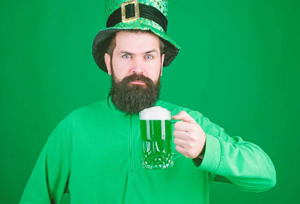 Kan få shamrocked. Skäggig man skåla för att saint patricks dag. Irländska mannen med skägg dricka Grön öl. Hipster i gröna leprechaun hatt hålla ölglas. Firar saint patricks dag i bar — Stockfoto