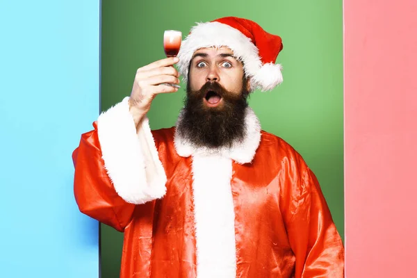 Bärtiger Weihnachtsmann überrascht — Stockfoto