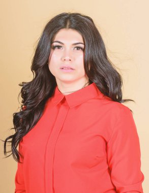 Güzel bir kadın. makyaj ve kozmetik. kadının cilt bakımı. uzun kıvırcık saçlı kadın. Kadının moda portresi. seksi ve şık olmak. Esmer saçlı güzel bir kadın. moda ve güzellik