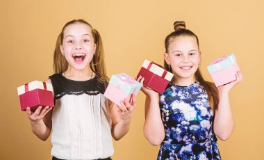 Birlikte harika vakit geçiriyoruz. Boks günü. Noel alışverişi. Doğum günün kutlu olsun. Tatil kutlaması. Şu anda kutu olan küçük kızlar. Sürpriz. Aile Kardeşliği. Çocuk. Hediye ile küçük kız kardeşler