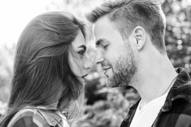 Aşık olmak. Saf duygular. Romantik tarih konsepti. Güzel insanlar. Birlikte mutlu. Aşık bir çift. Samimiyetin tadını çıkarıyorum. Sevgiliyle sarılmak. Erkek hipster ve aşık güzel bir kadın. Yaz tatili