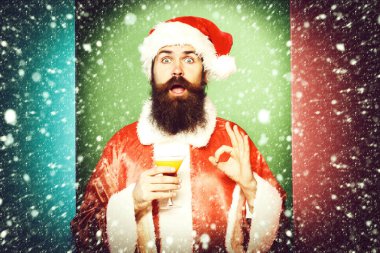 Şaşırmış sakallı Noel Baba uzun sakallı adam.