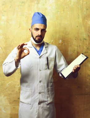 Sakallı ve kesin yüz ifadesi olan doktor iyi bir işaret gösteriyor.