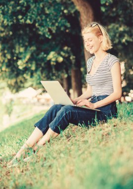 iş yemeğinde kahve molası. Laptop mutlu kadın çalışma. İş iletişimi. modern iş kadın açık çalışma. çevik iş. Güzel kadın. Profesyonel seçim.