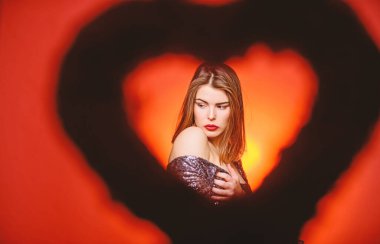 Gizli çekim. Romantik tebrik. Benim sevgilim olmak. Dekoratif kalp ile şehvetli kız. Glamour elbiseli seksi kadın. Aşk ve romantizm. Sevgililer günü satış. Sevgililer günü partisi. Seni seviyorum