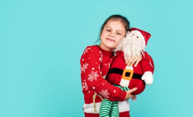 Pozitif ifade et. kopyalama alanı. Hayalini kurduğum tek şey. Mutlu yıllar. Kış tatili ve Xmas eğlencesi. mevsimlik alışveriş indirimi. Küçük kız Noel Baba hediyesini taşıyor. Büyük Noel indirimi. çocuk hediyesi.