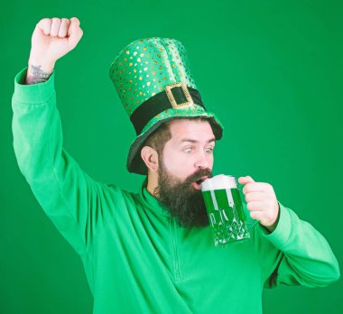 Mevsimlik tatil menü Bar. Yeşil bira bardağı. Şerefe. Alkol içecek. Patricks parti bir başlangıç sağlar. İrlanda geleneği. Adam acımasız sakallı hippi içki bira bira. Irish pub. İçki bira bölümü kutlama
