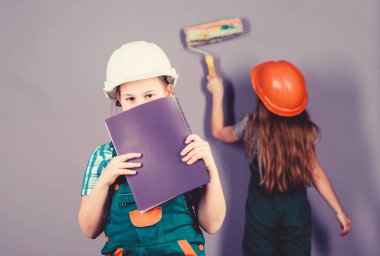 küçük kızlar atölyede birlikte tamir. Foreman müfettişi. Onarım. İşçi bayramı. 1 mayıs. mühendislik fikri. Gelecekteki kariyeri. Tablet ve rulo ile kask küçük çocuklar. Ne bir sorun gibi görünüyor.