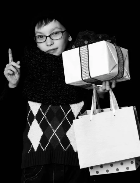Kleiner Junge Nerd mit Geschenkbox mit roter Schleife — Stockfoto