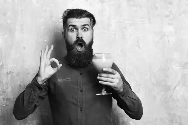 Brutaler Hipster mit tropischem Alkoholcocktail — Stockfoto