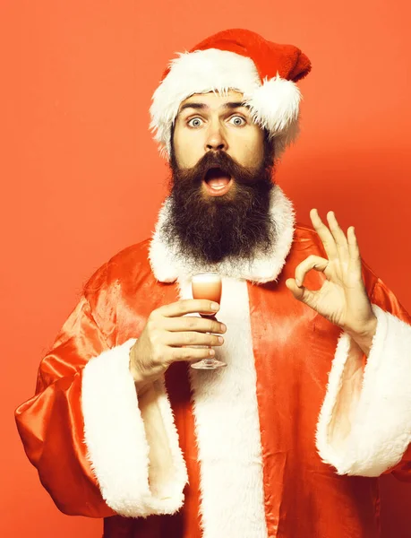 Красивый бородатый Санта Клаус мужчина с длинной бородой — стоковое фото
