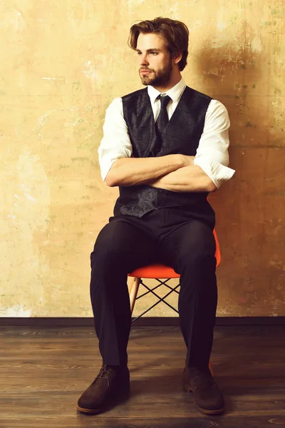 Hombre o empresario serio en silla a la espera de entrevista de trabajo — Foto de Stock