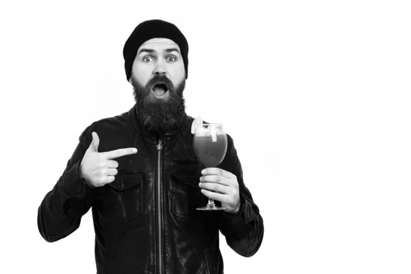 Brutale blanke hipster met alcoholische drank of verse cocktail — Stockfoto