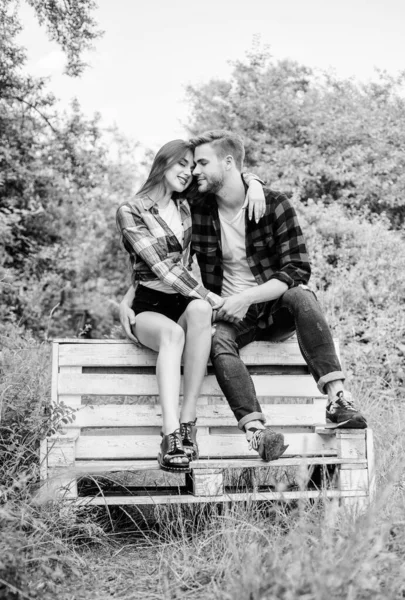 Couple in love sit on bench. Romantic date in park. Summer vacation. Enjoying nice weekend together. Youth hang out. Boyfriend and girlfriend in love. Love and romance concept. Family weekend — Stock Photo, Image