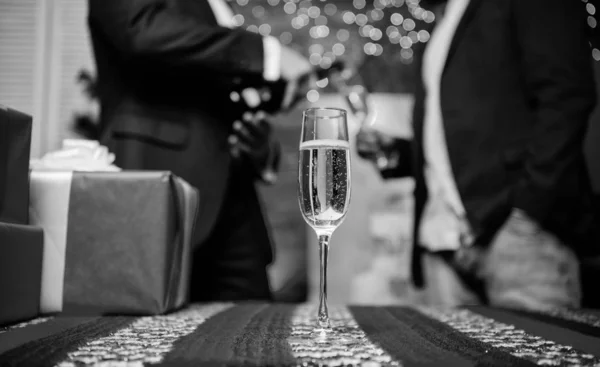 Gelukkig nieuw jaar en merry christmas. Champagne elegante glazen. Glas gevuld mousserende wijn of champagne in de buurt van geschenkdozen. Nieuwjaar corporate. Glas champagne close-up. Nieuwjaar traditionele kenmerk — Stockfoto