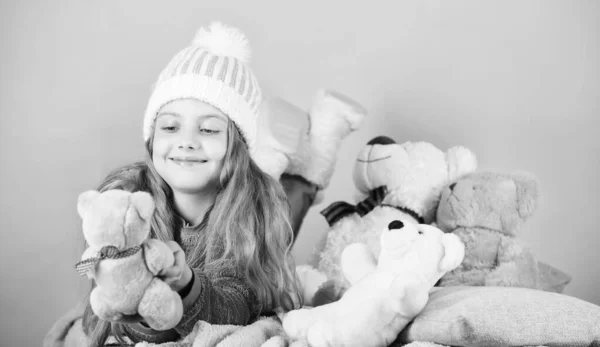 子供のぬいぐるみテディベア ピンク背景のプレイの小さな少女。柔らかさが重要です。遊び心のある子の小さな女の子は、テディベアぬいぐるみを保持します。おもちゃコレクションを負いません。テディー ・ ベアは心理的な幸福を向上させる — ストック写真