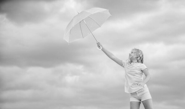 Антигравитационное понятие. Наслаждаюсь спокойствием. Беззаботный ребенок на улице. Девушка с облачным зонтиком на фоне неба. Свобода и свежесть. Прогноз погоды. Готов к любой погоде. Погода меняется. Свежий воздух
