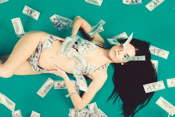 Geschäftserfolg. Investition in sich selbst. sexy Frau im sommerlichen Badeanzug in der Währung. Körperhandel. Geld Mädchen auf grünem Hintergrund. Dollar-Bikini-Mode. perfekten Körper und Haare. Falschgeld — Stockfoto