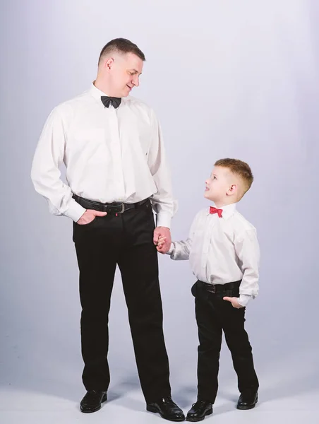 Hijo pequeño siguiendo el ejemplo de los padres de un hombre noble. La educación de los caballeros. Visita el código de vestimenta del teatro. Traje de ropa formal de padre e hijo. Evento formal. Crecer caballero. La educación de los caballeros — Foto de Stock