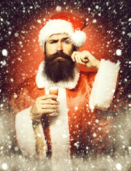 Όμορφος γενειοφόρος Άγιος Βασίλης άντρας με μακριά γένια — Φωτογραφία Αρχείου