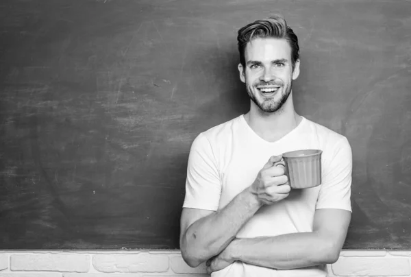 Estudiante en el aula. Hora de descansar. energía e inspiración para la educación. la vida universitaria. maestro de escuela necesita un descanso para tomar café. Buenos días. de vuelta a la escuela. El hombre de la pizarra bebe café. espacio de copia — Foto de Stock