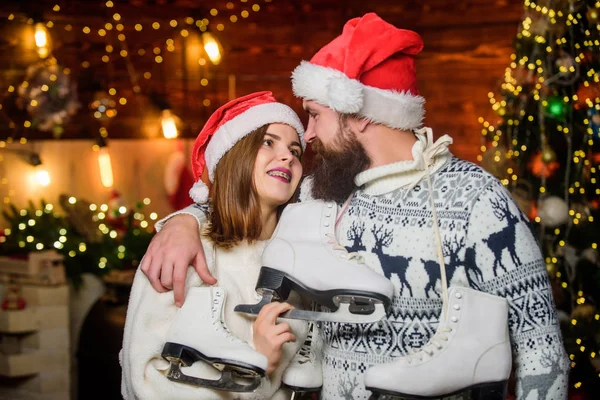 Vintersport. Glada par med konståkning. Glada människor med skridskor. Familjetid. Skäggig man och tomte. Utrustning utomhus sport. Julklapp. Vinterlov. Aktiv vinter — Stockfoto