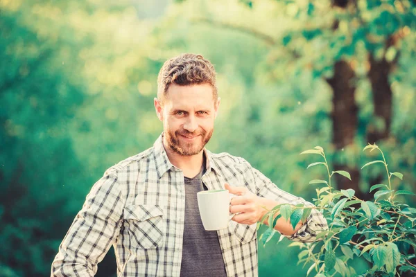 Hombre feliz con una taza de té. café de la mañana. estilo de vida saludable. naturaleza y salud. hora del desayuno. vida ecológica para el hombre. hombre en el bosque verde. beber té al aire libre. Qué gran mañana. —  Fotos de Stock