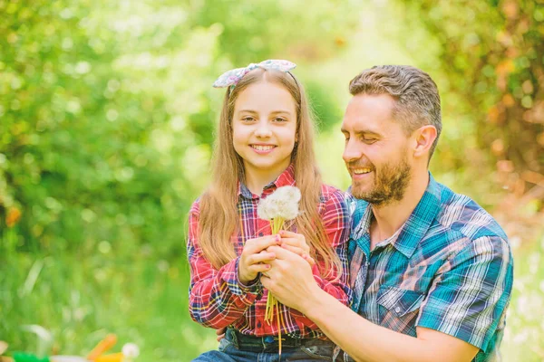 행복한 가족 휴가. 아버지와 어린 소녀는 여름을 즐깁니다. 민들레 꽃을 수집 하는 아빠와 딸. 알레르기가 당신의 인생을 망치지 않도록 하십시오. 계절 알레르기 개념. 성장 알레르기 — 스톡 사진