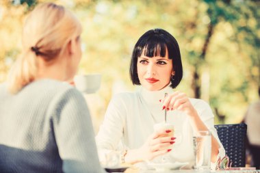 Dedikoduları konuşuyoruz. Güvenilir iletişim. Arkadaşlık kardeşleri. Arkadaşlık toplantısı. En yakın insanlar. Kız arkadaşlar kahve içerler. Kadınlar kafe terasında sohbet ediyorlar. Dostça ilişkiler.