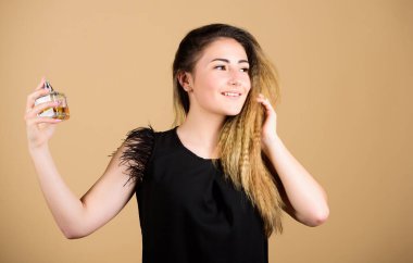 En iyi parfümler küçük paketlerde gelir. Kozmetik dükkanı. Kokulu su konsepti. Darbe noktalarına parfüm sıkın. Şişe parfümlü güzel bir kız. Güzellik ürünü. Parfüm sürmek kolaydır. Parfüm seç