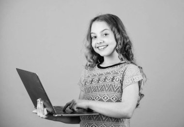 iş kurmak. dijital çağda çocuk gelişimi. Internet sörf oynayın. online alışveriş. okul projesi. dizüstü bilgisayar ile mutlu küçük kız. evde eğitim. pr-uzman