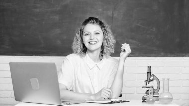 Burs ve burs yetenekli öğrenci için başvurun. Dizüstü bilgisayarı ve mikroskobu olan öğrenci kız. Yetenekli gençler için eğitim programı. Kendi araştırma projesini başlatın. Üniversite öğrencisi veya okul öğretmeni