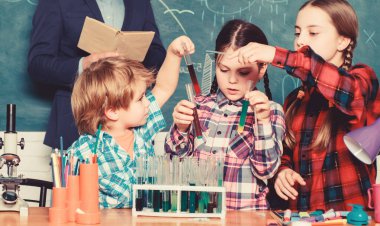 Tecrübe ile bilgi gelir. Örgün eğitim. Grup etkileşimi ve iletişim. Bilimsel ilgi alanlarını teşvik etmek. Pratik bilgi. Çocuklara önemli bilgileri paylaşmayı öğretmek. Kimya dersleri