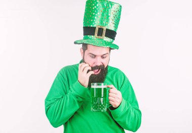 Alkol tüketimi ayrılmaz parçası saint patricks günü. İrlanda geleneği. Adam acımasız sakallı hippi içki bira bira. Irish pub. Yeşil bira bardağı. Kutlama parçası bira içme. Kültür keşfedin