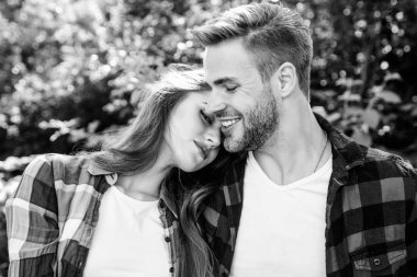 Âşık ol. Saf duygular. Romantik randevu konsepti. Güzel insanlar. Birlikte mutluyuz. Birbirine aşık bir çift. Eğleniyorduk. Sevgilim ile kucaklaşmak. Erkek hippi ve güzel kadın aşık. Yaz tatili