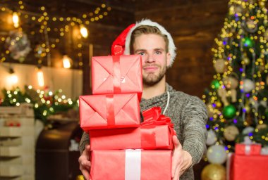 Kış tatili Alışveriş konsepti. Mükemmel Hediye Nasıl Seçilir. Hediye kutulu Noel Baba. Yakışıklı adam Noel 'i kutluyor. Mükemmel hediye, düşünce ve sunum kombinasyonudur.