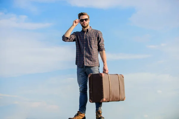 Reisen mit Gepäck. Mann im Freien mit Vintage-Koffer. Gepäckkonzept. Reiseblogger. Der Mann trägt seine Sachen im Gepäck. Urlaubszeit. Reisebüro. Geschäftsreise. Schöner Kerl — Stockfoto